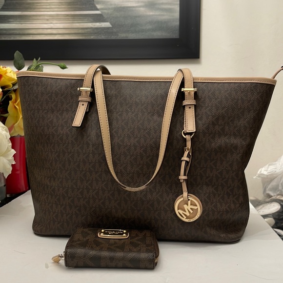 MICHEAL KORS BEIGE/ BROWN SIGNATURE LEATHER TOTE BAG SIZE M & WALLET SIZE S - Picture 1 of 16